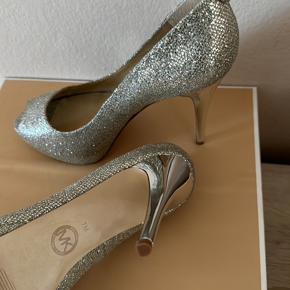 Michael Kors heels size 7 Silver peep toe NWBox - Picture 3 of 4